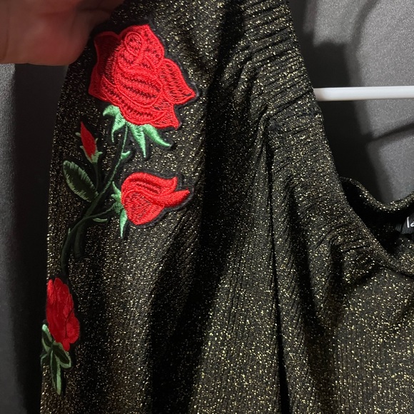 Black with green glitter off the should shirt with rose detailing - Picture 4 of 6